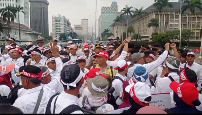 Ribuan PPPK PTN Baru Gelar Aksi Damai di Istana, Tuntut Alih Status Jadi PNS