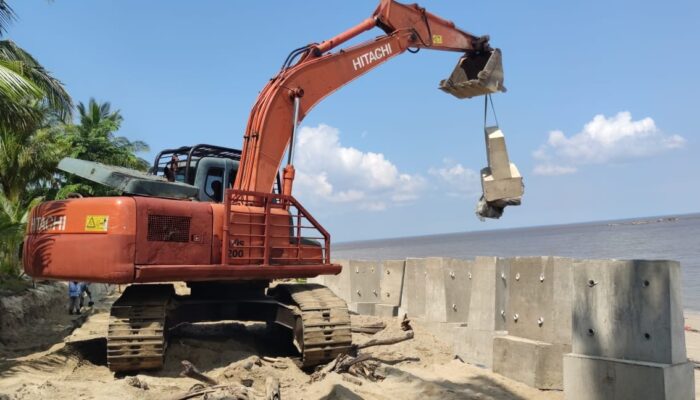 PT Timah Pasang Penahan Abrasi di Pantai Asmara Dewi Karimun, Warga Lebih Tenang dan Berharap Tak Kena Banjir Rob Lagi 