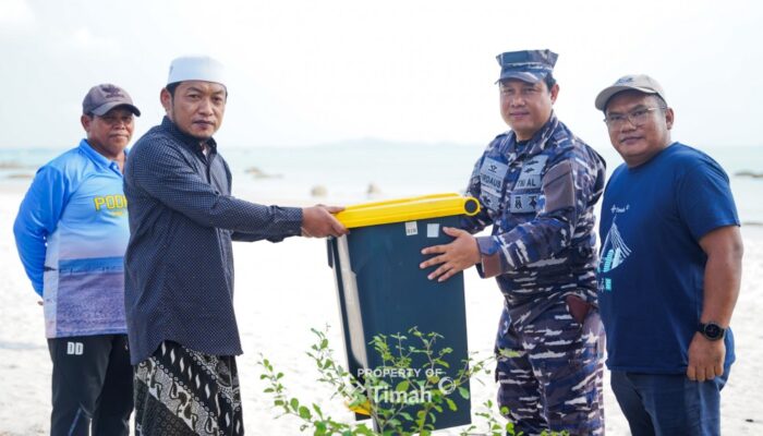 Jaga Keasrian Kawasan Wisata Pantai Batu Tunggal, PT Timah Serahkan Bantuan Alat Kebersihan Untuk Pokdarwis Lingkungan Rambak 