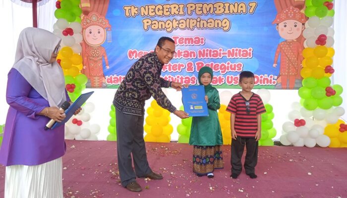 Plt Asisten Perekonomian dan Pembangunan Setda Kota Pangkalpinang Hadiri Pentas Seni dan Pelepasan Murid TK Negeri Pembina 7
