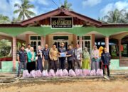 Dukung Ketahanan Pangan Warga, PT Timah Serahkan Paket Sembako untuk Masyarakat Teluk Dalam Desa Kundur 