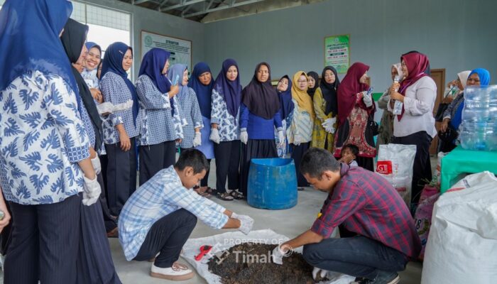 Jaga Lingkungan dan Tingkatkan Ekonomi Warga, PT Timah Latih Ibu-ibu  Sungailiat Olah Sampah Jadi Kompos Bernilai Ekonomis