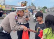 Ditlantas Polda Babel Bagikan Sembako dan Hasil Kebun ke Warga, Sekaligus Sosialisasi Operasi Patuh Menumbing 2025