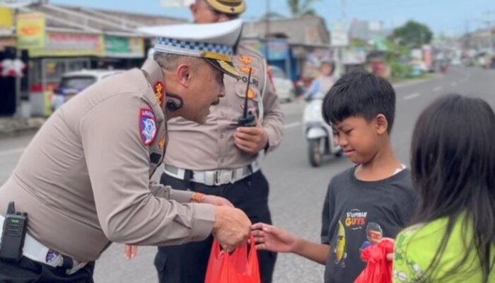 Ditlantas Polda Babel Bagikan Sembako dan Hasil Kebun ke Warga, Sekaligus Sosialisasi Operasi Patuh Menumbing 2025