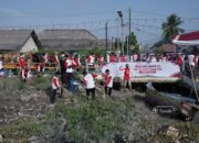 Gotong Royong Untuk Merah Putih, Karyawan PT Timah Bersama Masyarakat Opas Bersihkan Jalan Hingga Bantaran Sungai Rangkui 