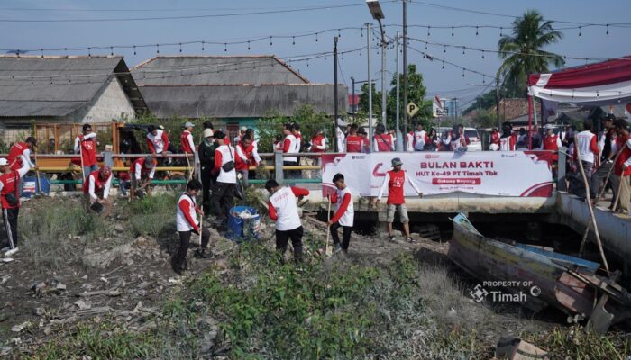 Gotong Royong Untuk Merah Putih, Karyawan PT Timah Bersama Masyarakat Opas Bersihkan Jalan Hingga Bantaran Sungai Rangkui 