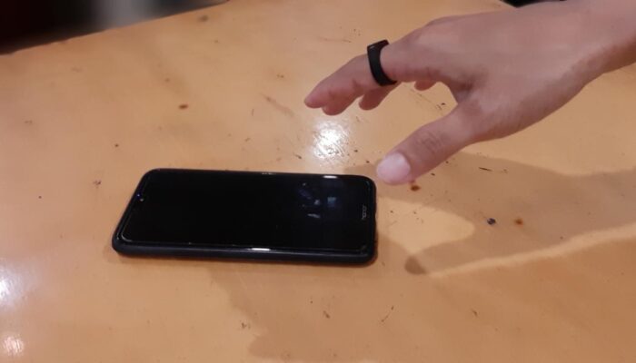 Modus Pura-Pura Beli, Pria Tak Dikenal Gasak HP dari Konter di Bukit Merapin