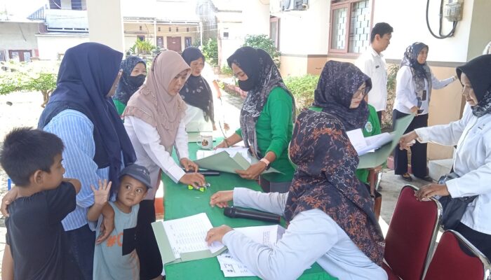 Warga Gabek Sumringah Terima Beras Bantuan, Camat Suandi: “Ini Bukti Pemerintah Hadir di Tengah Rakyat”