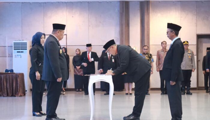 Gubernur Hidayat Arsani Lantik 8 ASN, Tegaskan Integritas dan Profesionalisme sebagai Kunci Pelayanan Publik