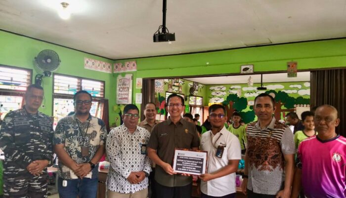 Dewan Pertahanan Nasional Tinjau Program MBG di Kabupaten Belitung, PT TIMAH Serahkan Bantuan Peralatan Makan dan Alat Tulis untuk Siswa SDN 24 Tanjungpandan