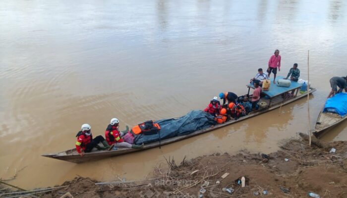 Mengarungi Sungai, Tim ERG PT TIMAH Tbk Antarkan Bantuan Logistik untuk Warga Kampung Sekumur di Aceh Tamiang