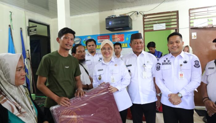 Pemkot Pangkalpinang Salurkan 183 Paket Bantuan Kemensos untuk Warga Terdampak Banjir Rob