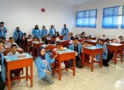 Hidupkan Tema “Warna-Warni Keberagaman”, Mahasiswa UBB Ajak Siswa SD 15 Merawang Mewarnai Baju Adat Nusantara