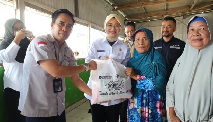 Wakil Wali Kota Pangkalpinang Serahkan Bantuan PT Timah untuk Warga Gedung Nasional