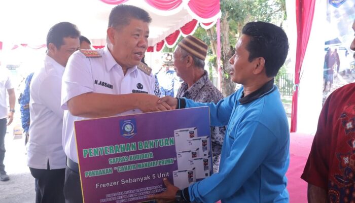 Gubernur Babel Serahkan Bantuan Sarana Perikanan untuk Nelayan dan Pokdakan Tahun 2025