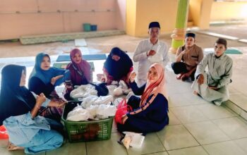 Ramadhan Penuh Berkah, Pemdes Celuak dan Majelis Taklim Mu’allimul Huda Berbagi Takjil untuk Warga