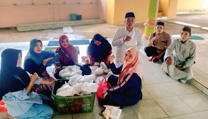 Ramadhan Penuh Berkah, Pemdes Celuak dan Majelis Taklim Mu’allimul Huda Berbagi Takjil untuk Warga