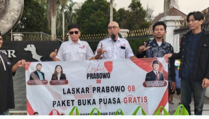 Hari Ke-14 Ramadan, Laskar Prabowo 08 Babel Turun ke Jalan Bagikan Paket Buka Puasa di Jantung Kota Pangkalpinang