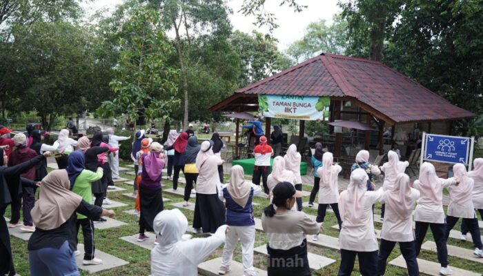 Di Bawah Rindangnya Pepohonan, PT TIMAH Ajak Masyarakat Hidup Sehat Lewat Senam Bersama