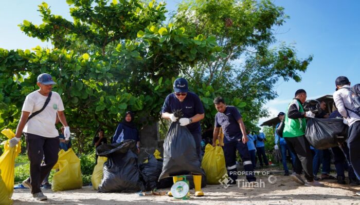 Jaga Kelestarian Pesisir, PT TIMAH Gelar Aksi Gotong Royong Bersihkan Pantai Tambak Udang 