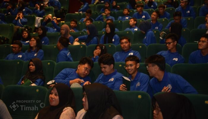 Jaga Semangat Belajar, PT TIMAH Ajak Siswa Kelas Beasiswa Pemali Boarding School Refreshing Lewat Nobar