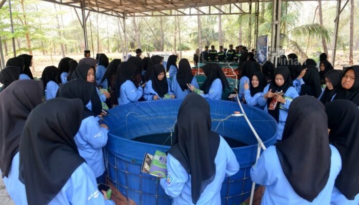 Belajar Pengelolaan Lahan Bekas Tambang, Siswa SMK IT Jamalullail Eksplorasi Kampoeng Reklamasi Air Jangkang PT TIMAH 