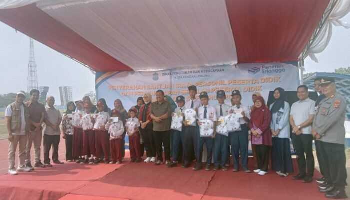 Tuntaskan Janji Pendidikan, Saparudin-Dessy Salurkan Bantuan Sekolah untuk 1.000 Lebih Anak